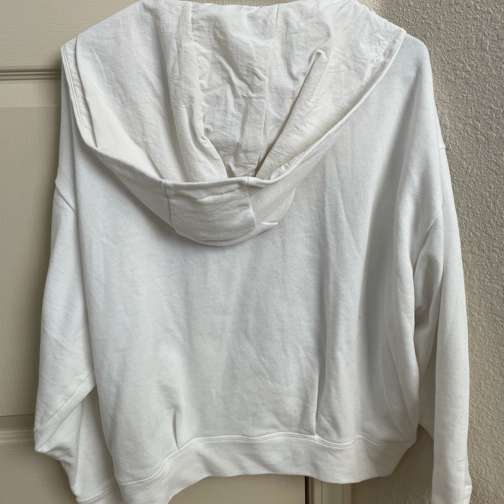 Fabletic’s workout hoodie - Picture 2 of 3